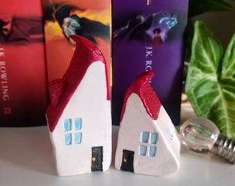 Miniaturhäuser, Keramik kleine Hausfigur, Hutfigur, handgemachte Tondekoration, kleines Dorfhaus, Minihaus, Keramikhaus