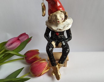 Keramische Pierrot, handgemaakt, Harlekijn zittende sculptuur, Jester, kunstkeramische figuur, kleibeeldje, cadeau, gratis verzending