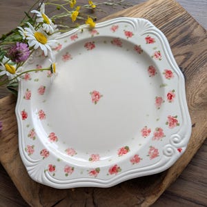 Keramik Teller, handgemachter Teller mit kleinen Rosen, einzigartige handgemachte Keramik Zierteller, Kunstkeramik, Ton, Versandkostenfrei, handbemalt