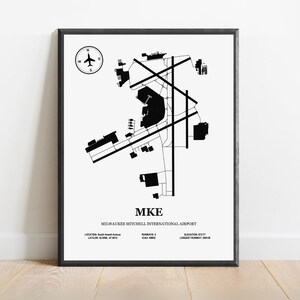 Könnte beinhalten: Schwarz-Weiß-Druck im Rahmen des Milwaukee Mitchell International Airport (MKE). Der Druck enthält ein Flugzeugsymbol, ein Flughafendiagramm und Text mit Angaben zu Standort, Landebahnen und Höhe des Flughafens.