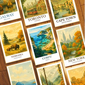 Pu&ograve; includere: Una collezione di stampe artistiche a tema viaggio con illustrazioni ad acquerello di varie localit&agrave;. Le stampe includono scene di Galway, Toronto, Citt&agrave; del Capo, Nebraska, Corf&ugrave; e New York. Ogni stampa riporta il nome della localit&agrave; e del paese.