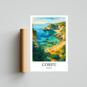 Pu&ograve; includere: Stampa ad acquerello di Corf&ugrave;, Grecia, con una scena costiera con acqua turchese, una spiaggia sabbiosa e scogliere rocciose. La stampa ha un cielo azzurro e le parole "CORF&Ugrave;" e "GRECIA" stampate in verde scuro.