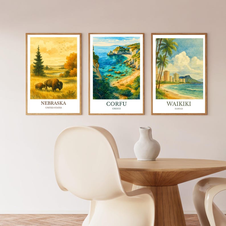 Pu&ograve; includere: Tre stampe incorniciate ad acquerello raffiguranti paesaggi panoramici. Le stampe presentano scene dal Nebraska, Corf&ugrave; e Waikiki. Ogni stampa ha un bordo bianco e una cornice marrone. La stampa del Nebraska mostra bisonti in un campo. La stampa di Corf&ugrave; mostra una vista costiera. La stampa di Waikiki mostra una spiaggia e uno skyline.