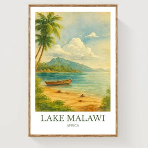 Op de afbeelding: Een ingelijste aquarelprint van Lake Malawi in Afrika. De afbeelding toont een serene meerlandschap met een boot op de oever, palmbomen en bergen op de achtergrond. De tekst "LAKE MALAWI" en "AFRICA" is onderaan afgedrukt.