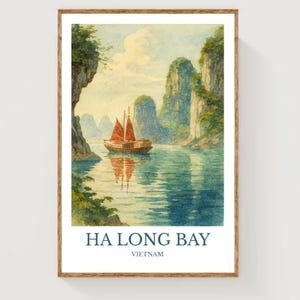 Op de afbeelding: Aquarelprint van Ha Long Bay, Vietnam, met een traditionele boot met rode zeilen op kalm turquoise water. Torenhoge kalkstenen kliffen en weelderig groen omlijsten de scène. De tekst "HA LONG BAY VIETNAM" staat onderaan.