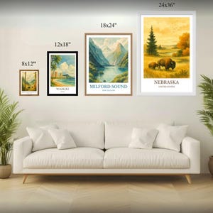Pu&ograve; includere: Una collezione di stampe artistiche di paesaggi incorniciate esposte sopra un divano bianco. Le stampe presentano viste panoramiche di Waikiki, Milford Sound e Nebraska. Le cornici variano in dimensioni, la pi&ugrave; grande misura 61x91 cm.
