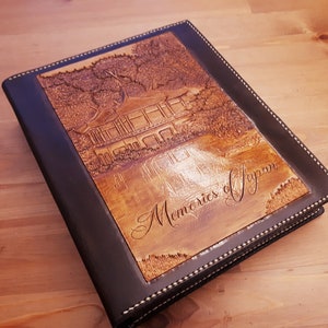 Personalisiertes Leder Fotoalbum / geschnitzte Zeichnung Ihrer Hütte, Landschaft, Haus, Hochzeit, Kirche, Schule