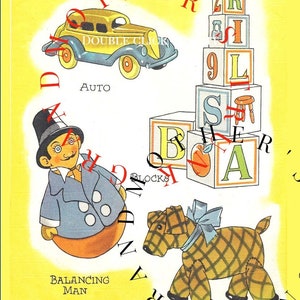 K&ouml;nnte beinhalten: Eine Vintage-Illustration einer Sammlung von Babyspielzeug, darunter ein blaues Spielzeugauto, ein balancierender Mann, ein Stapel Alphabetbl&ouml;cke und ein karierter Hund. Die Illustration befindet sich auf einem gelben Hintergrund mit dem Text "BABY'S TOYS" oben.