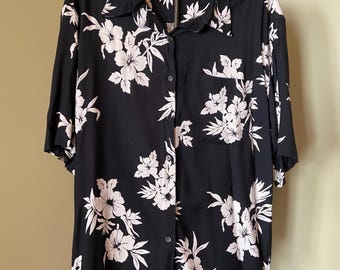 Men&#39;s M casual Newport News Hawaiian shirt black & white hibiscus pattern, Tropical Luau cookout shirt, untucked comfy 100% Rayon, pre-owned