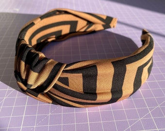 Diadema con nudo superior con estampado de marca de lujo / Banda anudada estilo Alice con patrón marrón y aro negro para el cabello / Accesorios para el cabello de moda estampados.