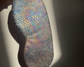 Antifaz para dormir de seda 100 % con estampado holográfico de serpiente y diseño de serpiente iridiscente metálico. Accesorio de lujo para dormir.