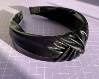 Schwarzes PU-Leder Top Knot Stirnband | Kunstleder geknotetes Haarband | Leder Haarschmuck | Haarreif | Hochglanz Schwarz | Kopfbedeckung
