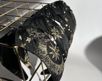 Diadema con nudo superior en dorado y negro con estampado celestial / Diadema con nudo con estampado celestial / Diadema metálica con forma de luna y estrella para festivales