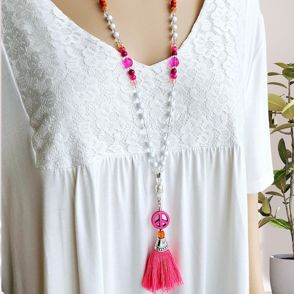 lange Kette pink orange, bunte Perlenkette mit Anhänger, Kette mit Quaste pink, Boho Kette mit Peace Zeichen, Ibiza Kette