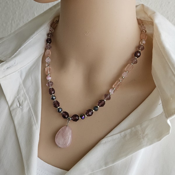 Perlenkette mit Rosenquarz Anhänger, Edelsteinkette Rosenquarz, Damenkette kurz