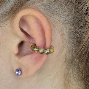 Ear Cuff Naturstein aus Landschaftsjaspis Edelstein, goldene Ohrmanschette, Stapelringe Perlen, Ohrschmuck Ohrmuschel, Ohrklemme, Ohrklammer