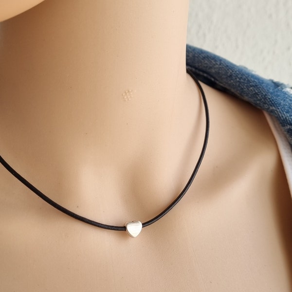 Lederkette Damen, Leder Kette Damen, Lederkette mit Anhänger, Lederkette schwarz eng, Lederkette Herzanhänger, Kette mit Lederband und Herz