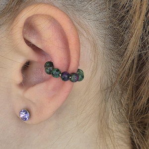 Ear Cuff grün, pink aus Zoisit Edelstein, goldene Ohrmanschette, Stapelringe aus Perlen, Ohrschmuck für Ohrmuschel, Ohrklemme, Ohrklammer