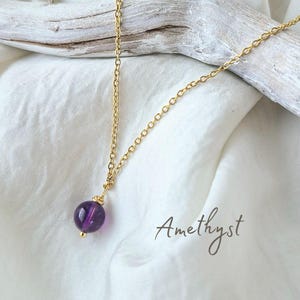 golden necklace with amethyst pendant, minimalist gemstone necklace, short stainless steel chain, minimalist jewelry for everyday life