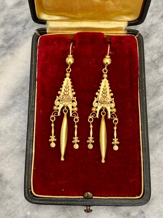 Victorian 15ct gold Etruscan style drop earrings
