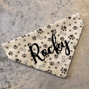 Bandana personalizada para perro: Huesos y patas, para sobre el collar
