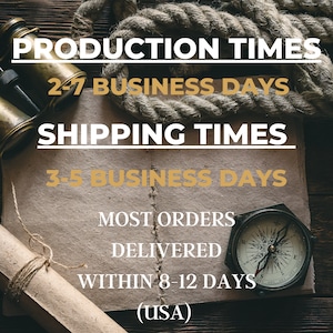 K&ouml;nnte beinhalten: Ein Vintage-Kompass und ein Fernglas auf einer Holzoberfl&auml;che mit einem St&uuml;ck Pergamentpapier. Das Papier tr&auml;gt den Text "PRODUCTION TIMES 2-7 BUSINESS DAYS SHIPPING TIMES 3-5 BUSINESS DAYS MOST ORDERS DELIVERED WITHIN 8-12 DAYS (USA)"