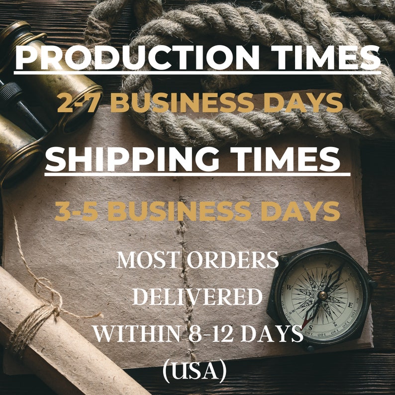 K&ouml;nnte beinhalten: Ein Vintage-Kompass und ein Fernglas auf einer Holzoberfl&auml;che mit einem St&uuml;ck Pergamentpapier. Das Papier tr&auml;gt den Text "PRODUCTION TIMES 2-7 BUSINESS DAYS SHIPPING TIMES 3-5 BUSINESS DAYS MOST ORDERS DELIVERED WITHIN 8-12 DAYS (USA)"
