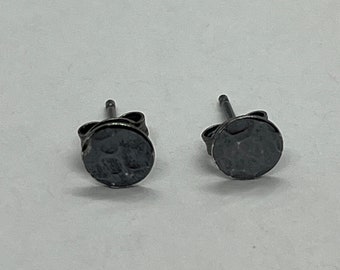 6 mm oxiderat svart sterlingsilver hamrat, fina prickiga örhängen/små minimalistiska stolpar/runda geometriska/små örhängen/små stolpar