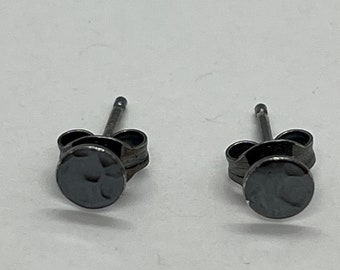 5mm geoxideerd zwart sterling zilver gehamerd sierlijke dot Stud Oorbellen/kleine minimalistische berichten/ronde geometrische/Tiny Studs/Petite Posts