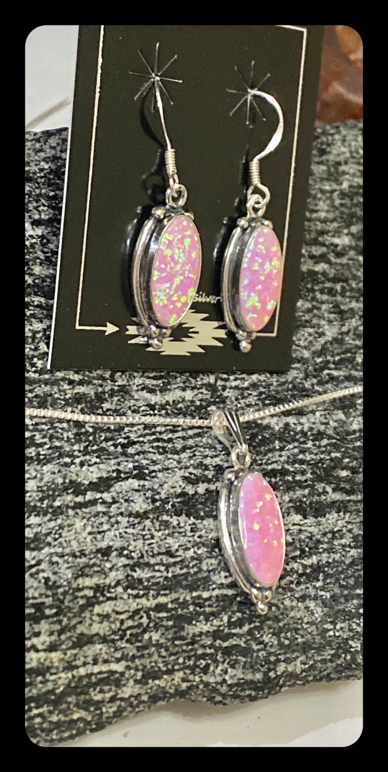 K&ouml;nnte beinhalten: Ein silbernes Halsketten- und Ohrring-Set mit rosafarbenen Opal-Steinen. Die Halskette hat eine zarte Kette und einen Anh&auml;nger mit einem ovalen rosafarbenen Opal-Stein. Die Ohrringe sind ebenfalls oval geformt mit rosafarbenen Opal-Steinen.