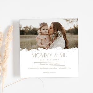 Plantilla de mini sesión de fotos para mamá y yo. Tarjeta de anuncio para sesión de fotos familiar del Día de la Madre. Diseño personalizado. Plantilla lista para descargar en CANVA.