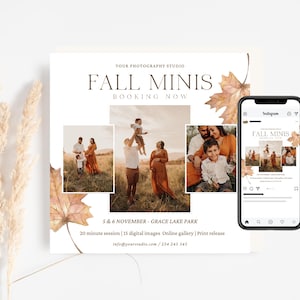 Può includere: Un volantino che pubblicizza mini sessioni fotografiche autunnali per famiglie. Il volantino presenta uno sfondo bianco con foglie autunnali e tre foto di famiglie in un parco. Il testo sul volantino recita "Fall Minis Booking Now" e include la data, la posizione, i dettagli della sessione e le informazioni di contatto.