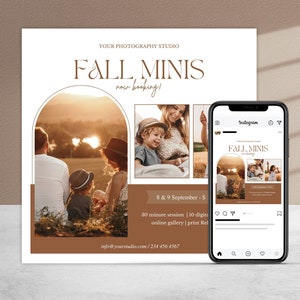 Puede incluir: Un folleto para un estudio de fotografía que ofrece sesiones de otoño en miniatura. El folleto presenta un collage de fotos de familias en un campo con una puesta de sol de fondo. El texto del folleto dice "Fall Minis now booking!" e incluye las fechas y horas de las sesiones. El folleto también incluye la información de contacto del estudio.