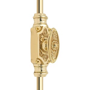 Peut inclure: Une poignée de fenêtre dorée avec un motif floral orné. La poignée comporte une base rectangulaire avec des vis décoratives et une poignée ovale. La quincaillerie est montée sur une tige verticale.