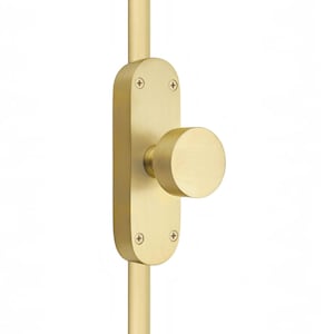 Peut inclure: Un bouton de porte en laiton brossé monté sur une plaque ovale. L'ensemble est fixé à une tige verticale et comporte quatre vis apparentes, deux en haut et deux en bas de la plaque, maintenant la quincaillerie dans une position fixe.