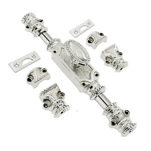 Op de afbeelding: Een zilverkleurige deurgrendel met sierlijke details. De grendel is gedemonteerd weergegeven met alle onderdelen op een witte achtergrond.