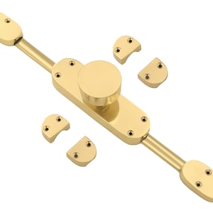 Może przedstawiać: Złoty zamek do drzwi z okrągłym pokrętłem i długim, prostym uchwytem. Zamek składa się z kilku części, w tym pokrętła, uchwytu i dwóch oddzielnych części, które mocują się do ościeżnicy drzwi.