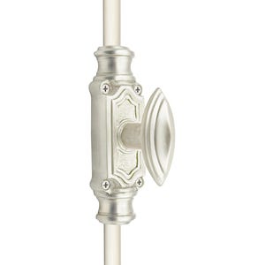 Op de afbeelding: Een raamgrendel van geborsteld nikkel met een decoratief ontwerp. De grendel heeft een rechthoekig midden met een ovale handgreep en is op een verticale stang gemonteerd. De hardware is bevestigd met kleine schroeven.