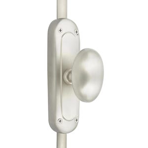 Könnte beinhalten: Ein Türgriff aus gebürstetem Nickel mit einem ovalen Knauf und einer rechteckigen Rückplatte. Die Rückplatte hat abgerundete Kanten und ist mit vier Schrauben befestigt. Der Griff ist für eine Tür konzipiert.