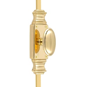 Könnte beinhalten: Ein polierter Messing-Türverschluss mit ovalem Griff. Der Verschluss ist rechteckig mit dekorativen Details und kleinen Schrauben. Der Griff ist oval und ragt aus der Mitte heraus. Der Verschluss ist an einer vertikalen Messingstange befestigt.