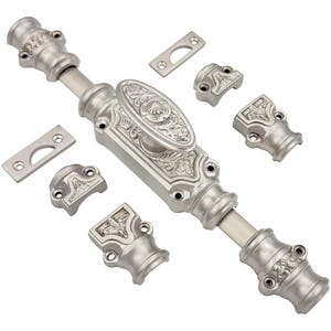 Puede incluir: Un juego de cerrojo de armario plateado y ornamentado con detalles decorativos florales y de volutas. El juego incluye el cerrojo principal, las placas de cierre y los herrajes de montaje. El herraje está diseñado para un armario o una puerta.