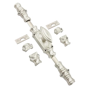 Puede incluir: Un juego de pestillo de gabinete plateado con detalles decorativos. El juego incluye un pestillo central largo, varias piezas decorativas más pequeñas y herrajes de montaje. El diseño presenta patrones ornamentados y una estética clásica, adecuado para muebles o gabinetes.