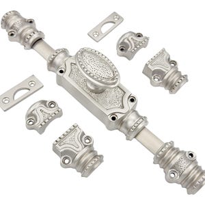 Puede incluir: Un cerrojo de superficie plateado y ornamentado, con un tirador ovalado y detalles decorativos. Incluye placas de cierre y piezas finales decorativas a juego. Herrajes para puertas y ventanas.