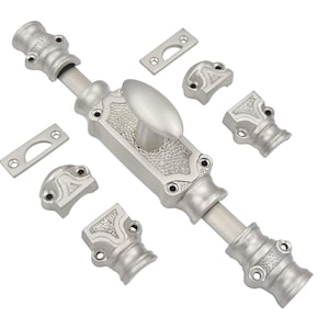 Puede incluir: Juego de cerrojo de puerta decorativo plateado. El juego incluye un cerrojo central con un mango ovalado, dos placas de cierre y cuatro piezas finales decorativas. El cerrojo y los componentes tienen un diseño ornamentado y texturizado, adecuado para la decoración del hogar.