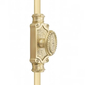 Peut inclure: Un verrou de fenêtre en laiton doté d'une finition texturée et pointillée sur la plaque centrale et le bouton circulaire. La quincaillerie est montée sur une tige verticale en laiton et fixée par quatre vis visibles aux coins de la plaque.