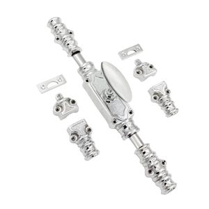 Op de afbeelding: Een verchroomde deurgrendel met een decoratief ontwerp. De grendel heeft een hendel en een ronde knop. Het wordt geleverd met vier extra onderdelen, waaronder twee platen en twee decoratieve onderdelen.