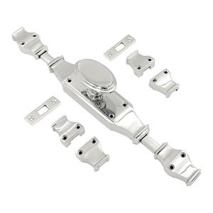 Op de afbeelding: Een gepolijste chromen deurgrendel met een decoratieve ovale knop en een set van vier extra onderdelen. De grendel is ontworpen voor een deur in traditionele stijl.