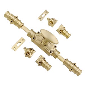 Puede incluir: Un juego de cerradura de puerta de color dorado con una manija decorativa y una barra larga y recta. El juego incluye dos tapas de extremo, dos placas de golpe y un pestillo.