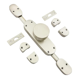 Könnte beinhalten: Ein Schiebetürriegel-Set aus gebürstetem Nickel. Das Set enthält einen langen Riegel mit ovalen Enden und einem runden Mittelknopf, zwei rechteckige Schließbleche und vier gebogene Schließbleche. Die Hardware ist für die Türsicherung konzipiert.