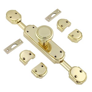 Può includere: Un chiavistello per porta dorato con un pomo decorativo e una maniglia a leva. Il chiavistello è composto da diversi pezzi, tra cui una piastra rettangolare, due pezzi curvi e un piccolo pezzo rettangolare.